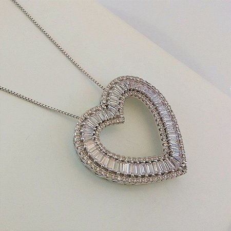 Colar coração com zircônias folheado no ródio branco