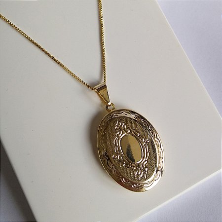 Colar com relicário oval folheado a ouro 18k