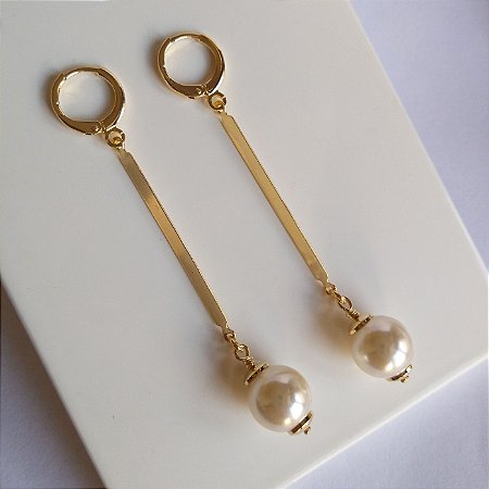 Brinco longo com pérolas folheado a ouro 18k