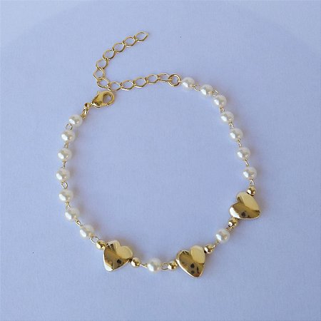 Pulseira de pérolas com 3 corações folheada a ouro 18k