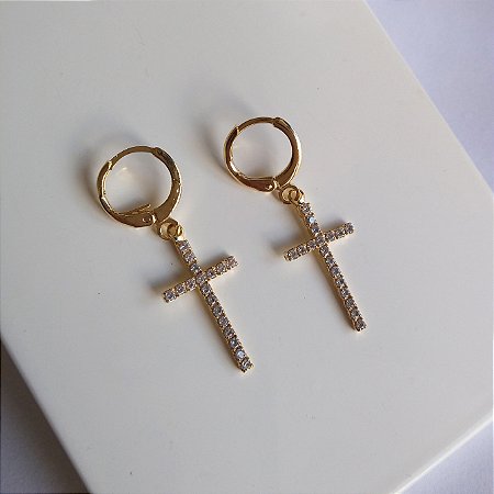 Brinco argola com cruz de zircônias folheado a ouro 18k
