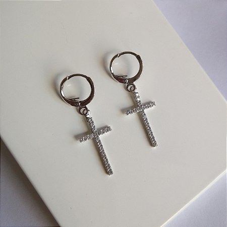 Brinco cruz de argola com zircônias folheado em ródio branco