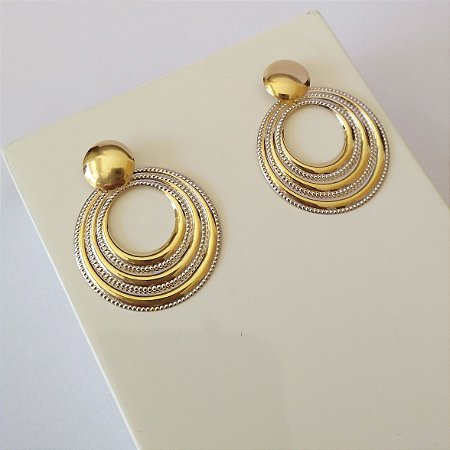 Brinco redondo com detalhes folheado em ouro 18k