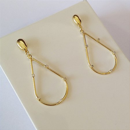 Brinco gota vazada com zircônias folheado a ouro 18k