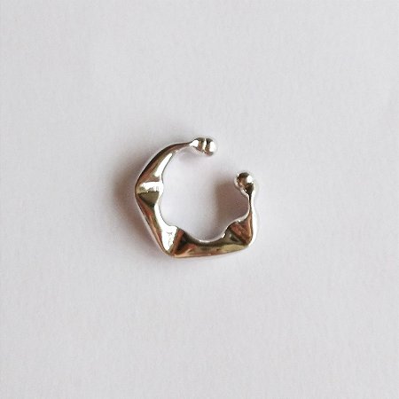 Piercing fake com efeito amassado folheado no ródio branco