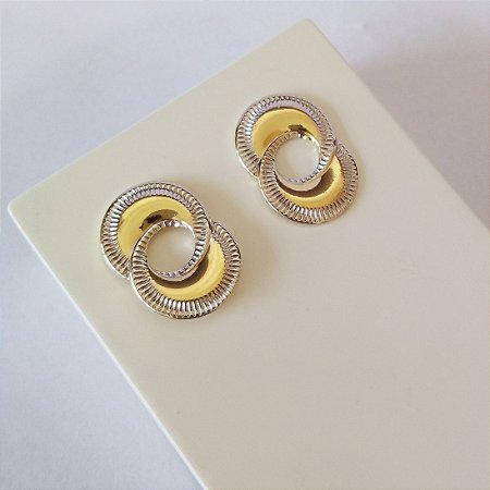 Brinco dois círculos com detalhes  na borda  folheado a ouro18k
