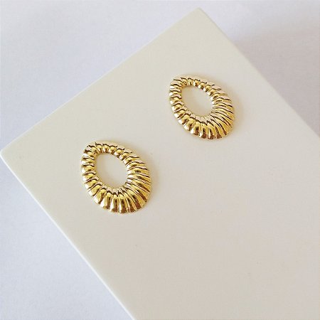 Brinco formato de gota folheado no ouro 18k