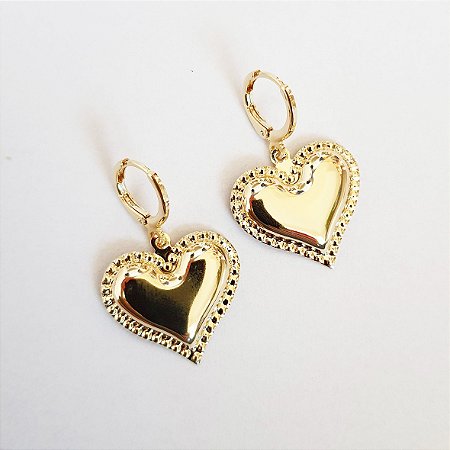 Brinco com pingente de coração folheado a ouro 18k