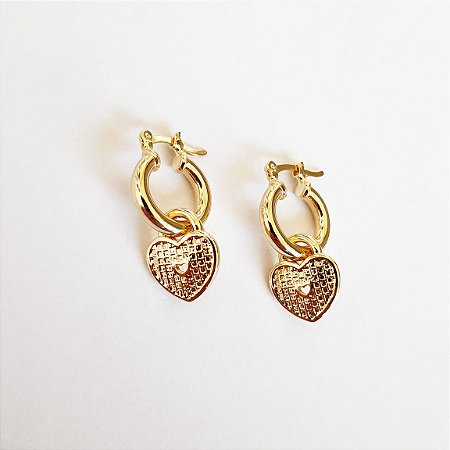 Brinco argola tubo com coração folheado a ouro 18k