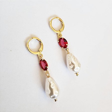 Brinco com zircônia fucsia e pérola barroca folheado a ouro 18k