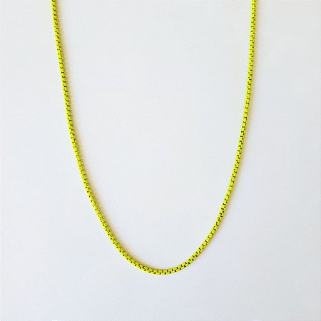 Colar P com pintura amarelo neon