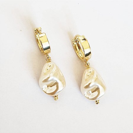 Brinco argola de clic com pérola barroca folheado a ouro 18k