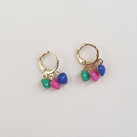 Brinco com corações coloridos folheado a ouro 18k