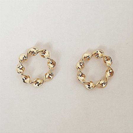 Brinco circular torcido folheado a ouro 18k