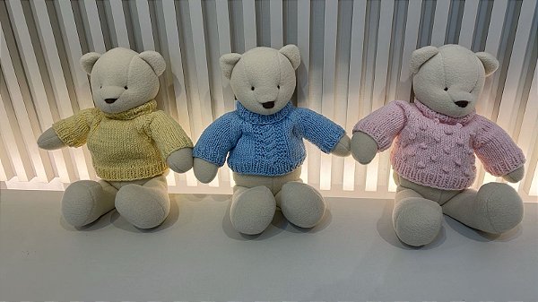 Urso de Pelúcia com Casaco de Tricot
