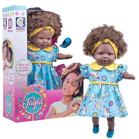 Boneca brinquedo infantil bonito com cabelo ruivo uma boneca em um