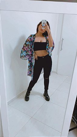 calça preta com rasgos