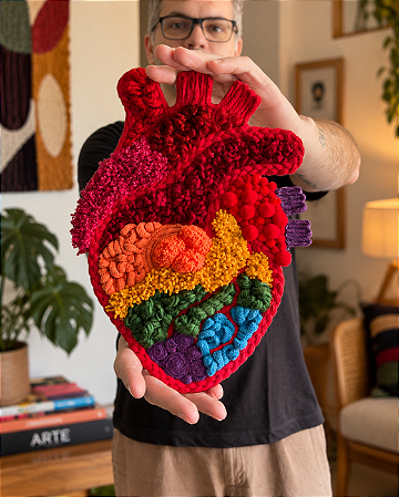 Painel de Parede Decorativo Love is Love Heart | Fiber Art 20cm x 30cm