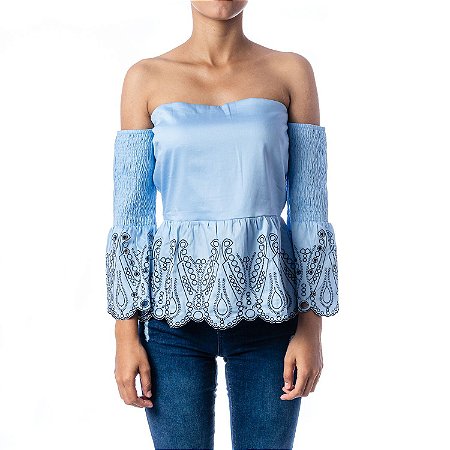 blusa tomara que caia jeans