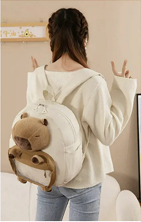 Mochila Bege Capivara De Pelúcia - Com Bolso Transparente