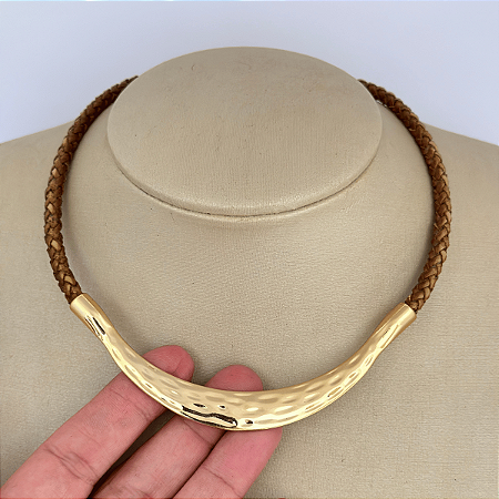 Colar 40Cm Couro Com Detalhe Metal