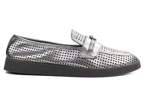 Loafer Prata em Couro Vazado e Detalhe Cromado Giulia Domna