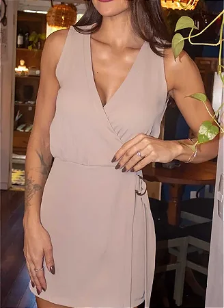 Macacão Curto Alfaiataria Decote Transpassado