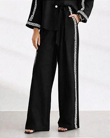 Calça Preta com Detalhe Folhas Haes
