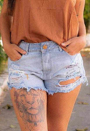 Shorts Jeans Destroyed com escritas
