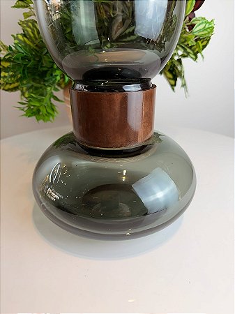 VASO DECORATIVO EM VIDRO FUME COM DETALHE CENTRAL EM METAL BRONZE