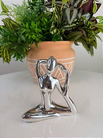 ESCULTURA YOGA PRATA EM PORCELANA