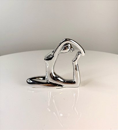 ESCULTURA YOGA PRATA EM PORCELANA