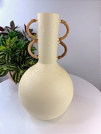 VASO DECORATIVO EM METAL COR CREME COM ALCAS MARROM 20CM X 20CM X 33CM
