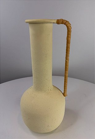 VASO DECORATIVO EM METAL COR CREME COM ALCAS MARROM 10,5CM X 5,5CM X 25CM