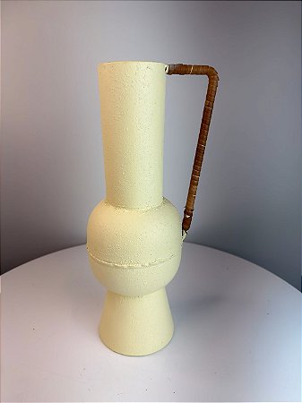 Vaso decorativa em metal cor creme com alças marrom