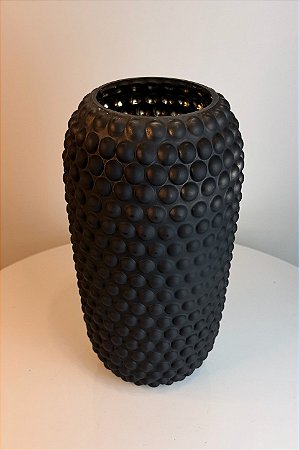 Vaso de vidro preto com textura e interior dourado