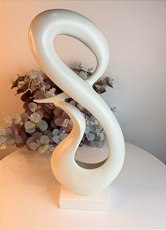 Peça decorativa de ceramica branca com base em madeira