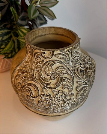 Vaso de resina com desenho marrom