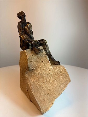 Peça decorativa em resina homem na pedra bronze