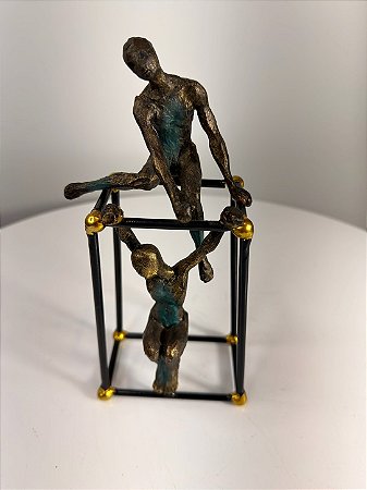 Escultura em resina duas pessoas e retângulo