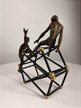 Escultura em resina duas pessoas com dois