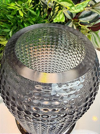 Vaso de vidro tipo bico de jaca cinza com detalhe prata