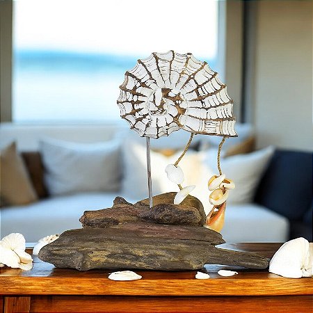 Enfeite Pedestal Concha Branca com Conchinhas em Madeira