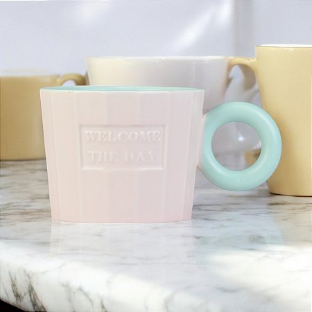 Caneca Welcome The Day Rosa em Cerâmica 300ml