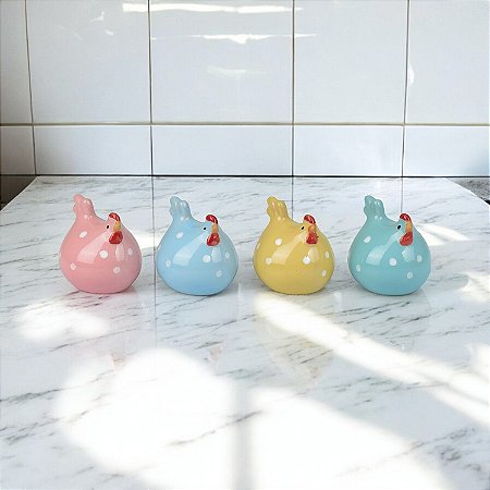 Jogo com Quatro Galinhas Coloridas em Cerâmica