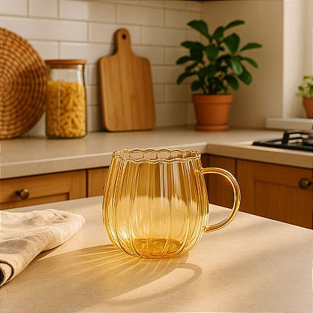 Caneca Dourada Ondulada em Vidro