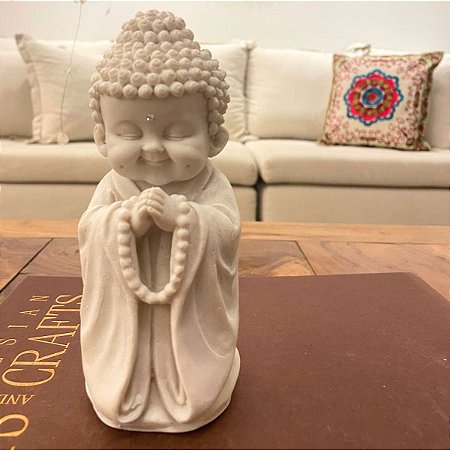 Escultura Baby Buda de Pó de Mármore 17cm