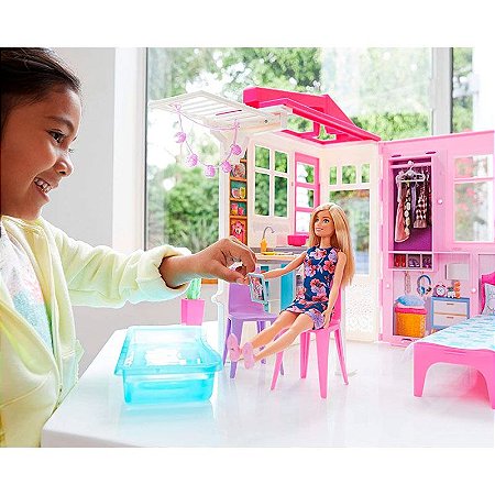 Vende 1 trailer e 1 guarda roupa da barbie com a boneca barbie