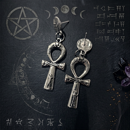 Brinco ankh com inscrições