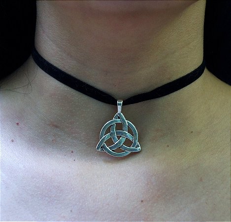 Choker em veludo triqueta clássica